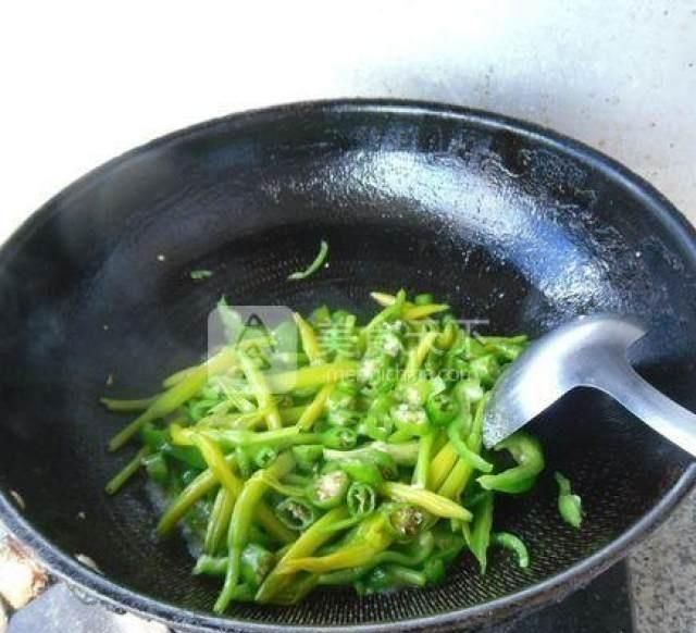 因为原料采用朝天椒,这种朝天椒有淡淡的辛辣味道,但香味很浓