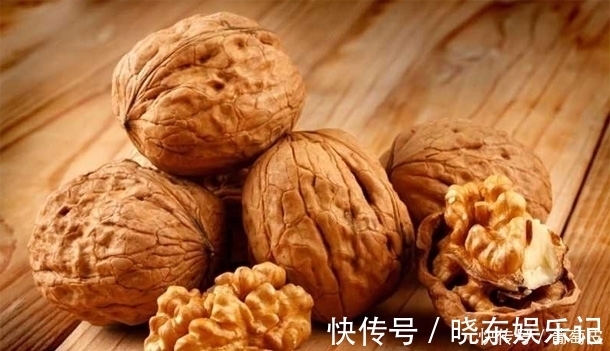 补脑|核桃什么时间吃“最补脑”很多人都在“瞎吃”,你吃对了吗?