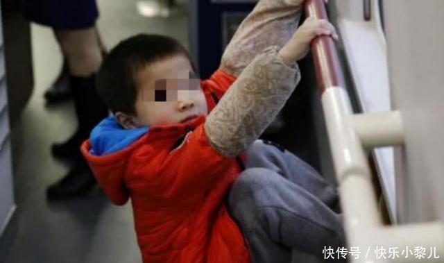 熊孩子捏碎超市18包泡面，员工要求赔偿后，妈妈秒变''熊家长''