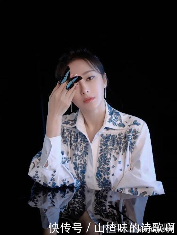 搭配|“女神”颜丹晨身着一件青花瓷套装,她的双腿是亮点