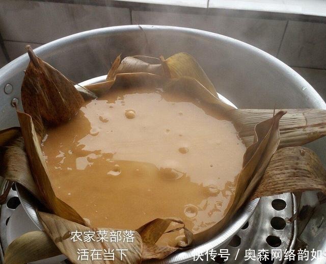 倒入|糖水倒入糯米粉, 大火蒸60分钟, 地道的年糕就做好了!