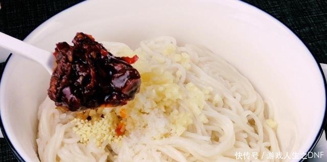 凉拌面学会这样做,酸辣爽口,开胃解腻,一盆根本不够吃,解馋!