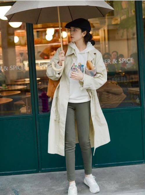 “长风衣＋卫衣”，才是春天正确打开方式，三木都这样穿
