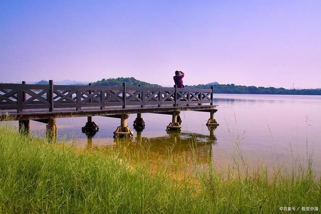 长亭柳$湖心亭诗词21首:长亭望尽千帆影，雁断残荷愁满心