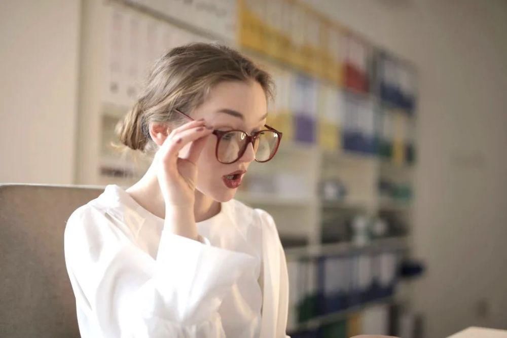 视力|眼睛近视模糊了，不手术裸眼视力还能恢复吗