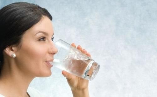 喝水|多喝白开水，或对身体有益，但这2个时间段尽量不要喝