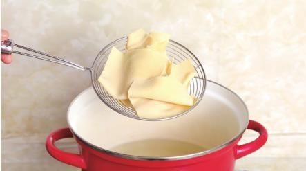 夏天|简单到不需要炒的一道小菜，卷一卷，五分钟上桌，夏天就要这样吃