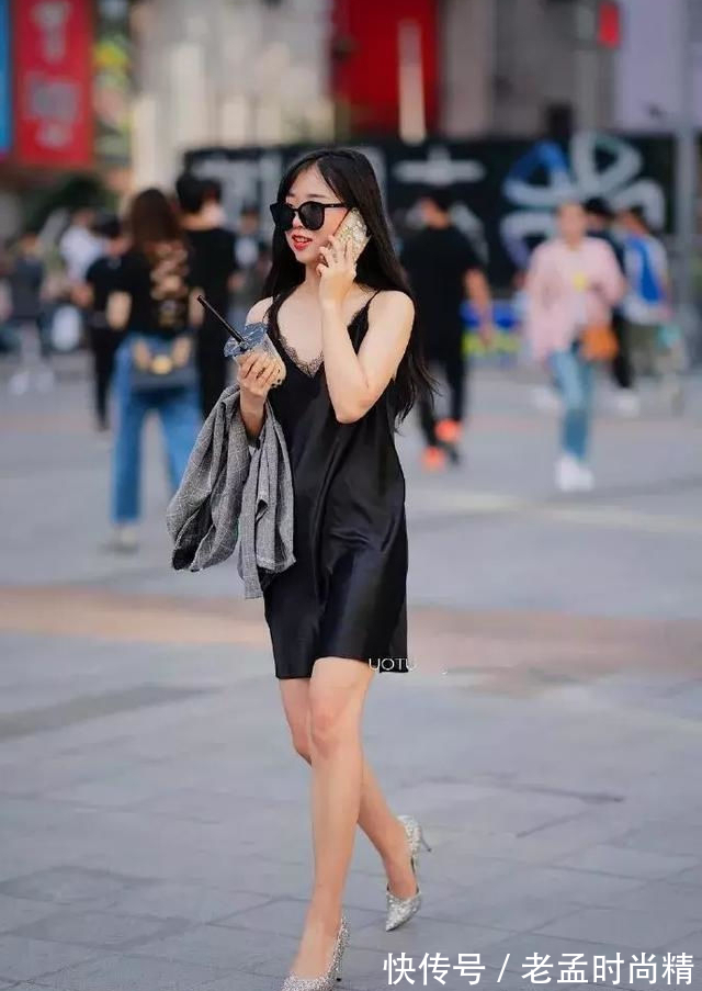 蕾丝|街拍,美女身上穿着一件黑色的吊带连衣裙,显得更加的高贵
