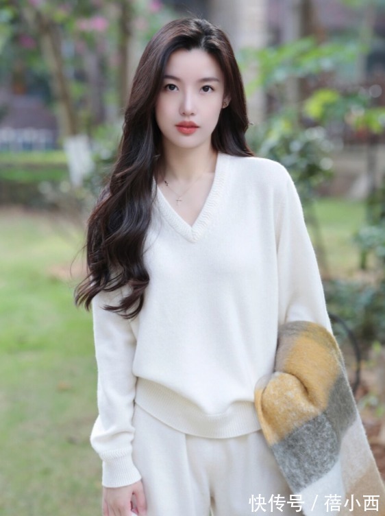 卷发 早春建议多穿“毛衣”,搭配阔腿裤的技巧+思路在这里,显瘦显高