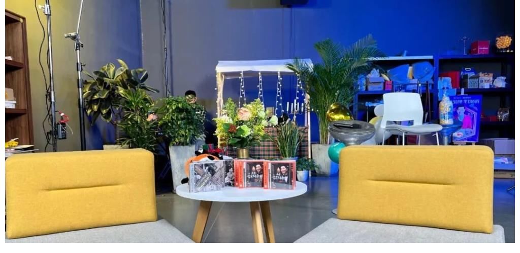 |今晚，来看我和维倩唱歌讲段子吧！