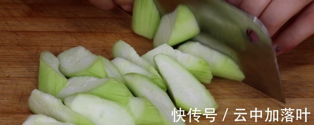 炒丝瓜,万万不要直接下锅炒,很多人一直搞错,难怪发黑没食欲!