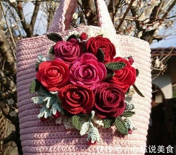 包包$55款超美的钩花包包,只要会钩不同的花,拼缝在一起,就能做出