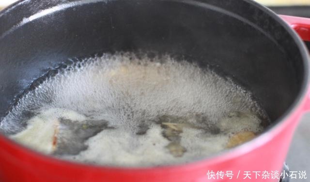 炎热的天气下厨太热,不如在家喝海鲜粥,鲜美又不失营养