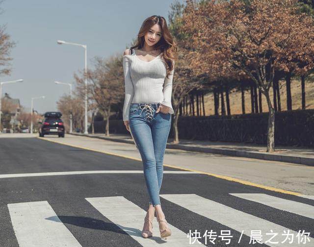 气质 紧身牛仔裤与高跟鞋的搭配,不经意间流露出优雅的女神气质!