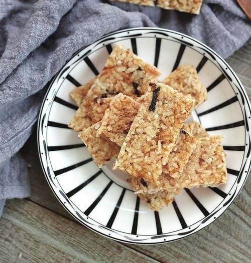 零食|剩米饭不用愁,简单几步做成小零食,香酥可口,一点也不浪费
