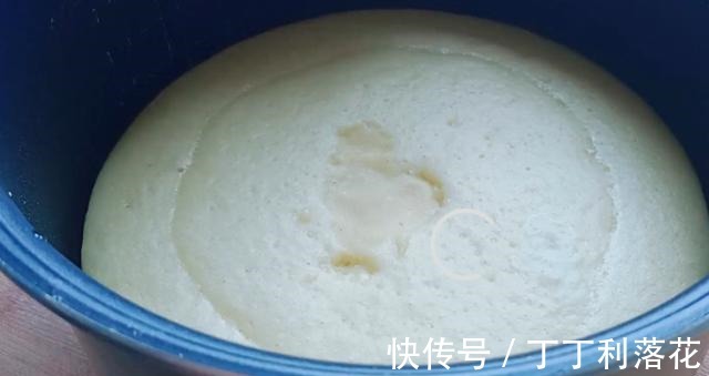 电饭煲|原来做电饭锅蛋糕这么简单,不用打发蛋清,简单易学,看完你也会!