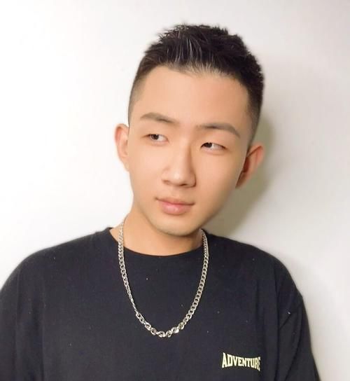 2021男生“不烫不染”的发型，剪完干净利落，尽显潮流帅气