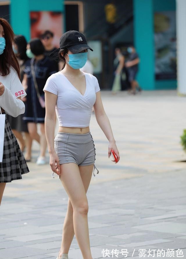 衣服 白色背心搭配灰色短裤,对夏季该有的尊重,时髦显身材