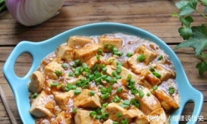 做红烧豆腐,有人先煎有人先煮,两种做法都不对!难怪不鲜不入味