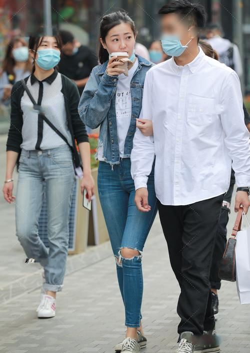 牛仔|牛仔外套搭配纯白色内搭，看起来清爽时尚，活力满满