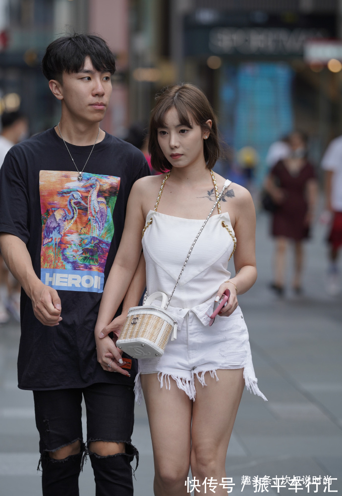 街拍 微胖女孩的秋日穿搭,“挂脖”搭配短裤,轻松穿出高级感!