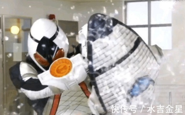 圣刃|假面骑士圣刃剧场版形态竟是拼凑而成,盾牌来自四仔,腰带用邪王飞龙涂改