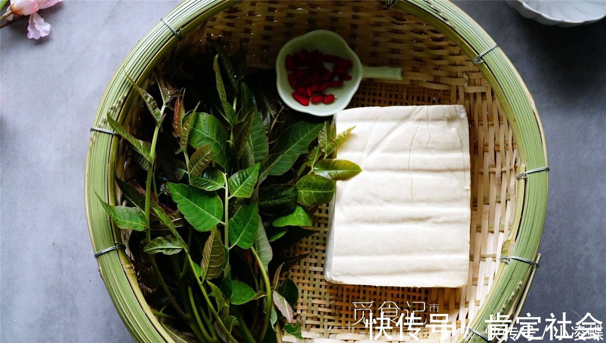 芝麻油|天热了，豆腐的最佳吃法，不煮不炒，压成泥就上桌，清爽开胃