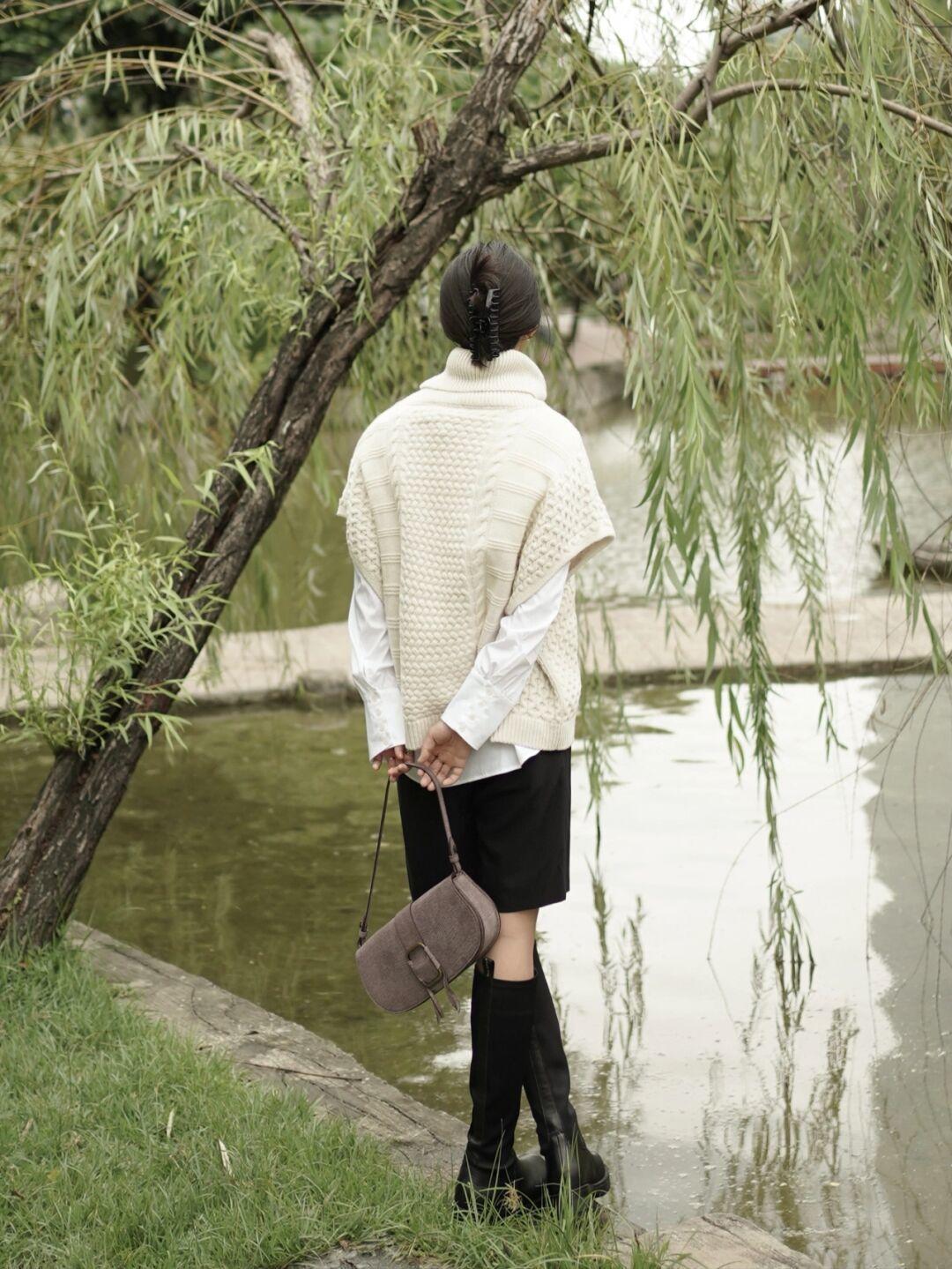 博主 30+女性如何摆脱土气感?针织衫搭配半身裙,高级时髦又减龄