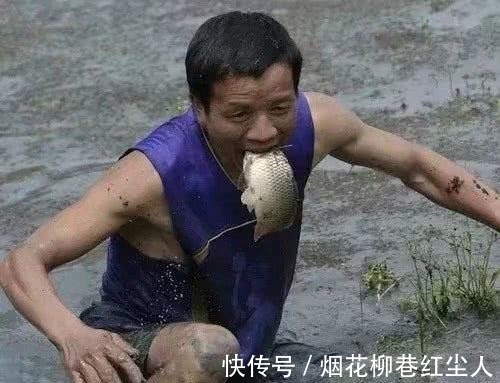 |搞笑图片幽默段子笑话: 为什么非要两个人挤一个座位呀