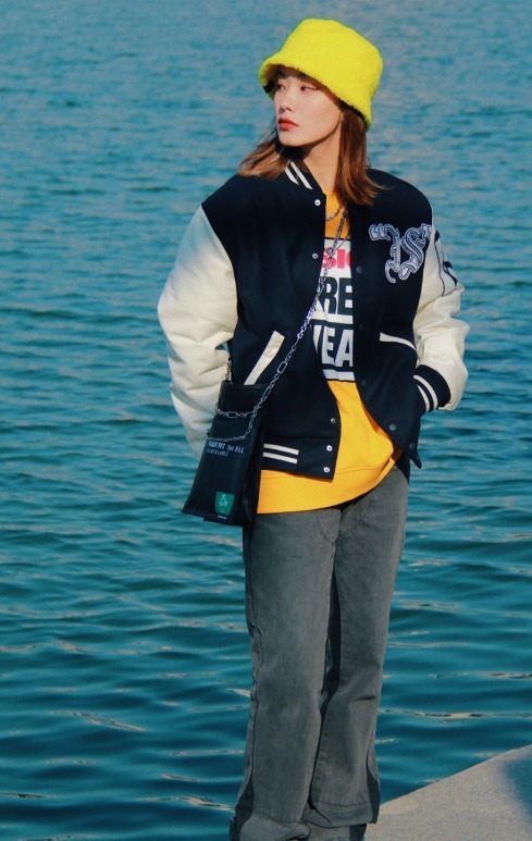 紧身衣|今年流行穿“大一号”，遮肉显瘦又显气质，微胖女生也能轻松驾驭