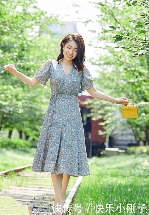 蓝色|小姐姐穿纯蓝色的服装,简单修身,让你美成焦点!