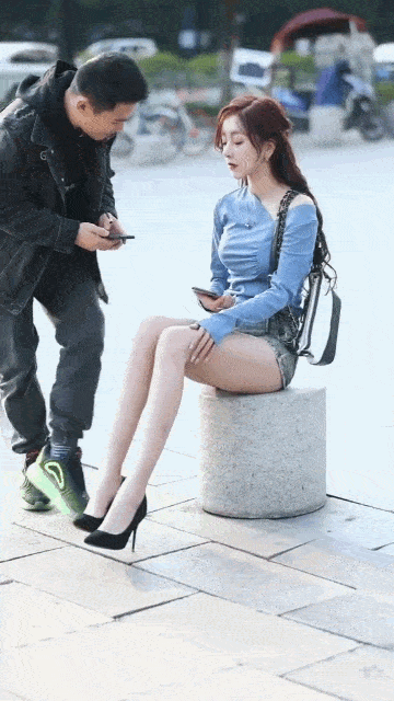 |搞笑GIF:妹子,这里有些破旧了,搬到我家来住吧