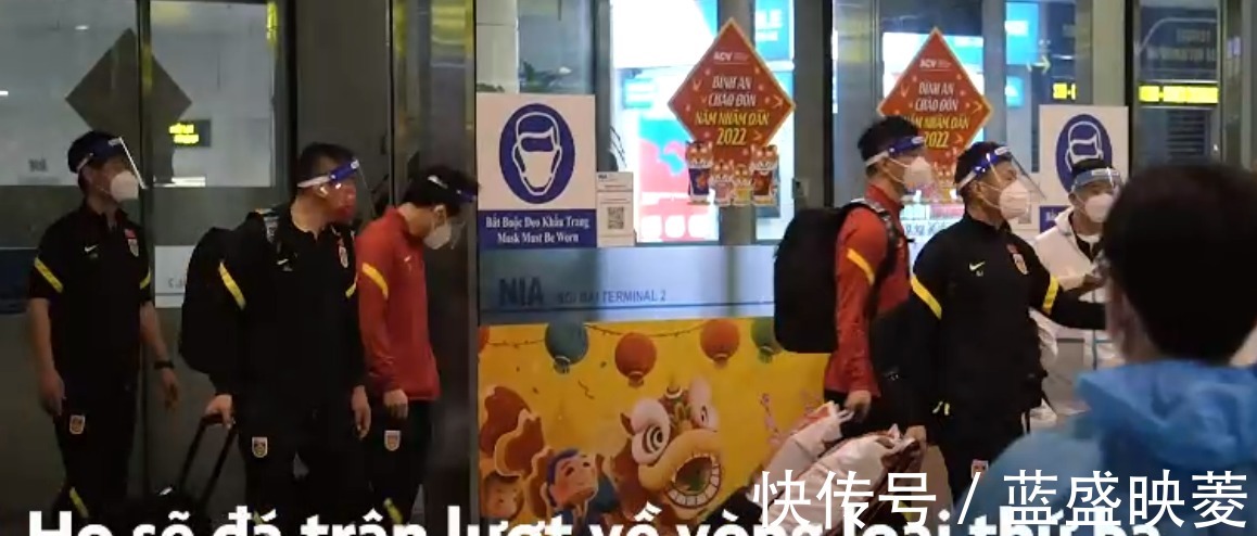 大拇指|到了!越媒关注国足抵达洛国富竖大拇指,有球员抓紧时间网购!