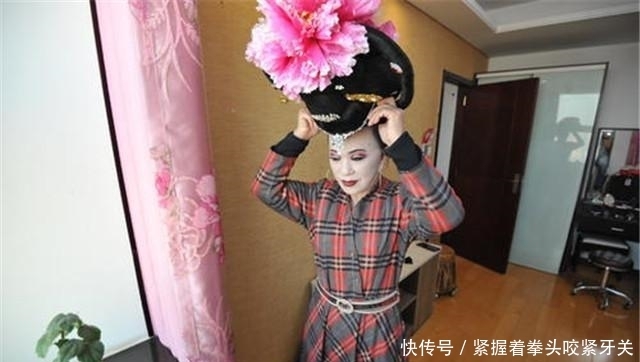 大爷沉迷反串难以自拔，挣下百万家产却妻离子散，原因到底在哪