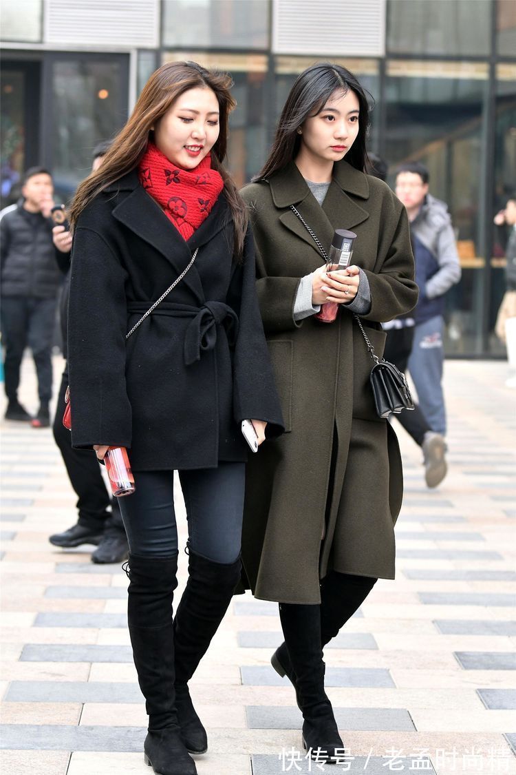 搭配 街拍:美女搭配一套粉色西装,披着一件风衣,给人非常酷的感觉!