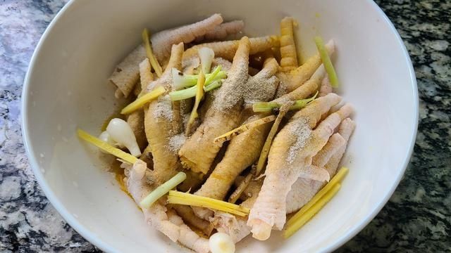 黄栀子|这样做的鸡爪太香了，软烂脱骨，一出锅浓浓的香味，好吃简单