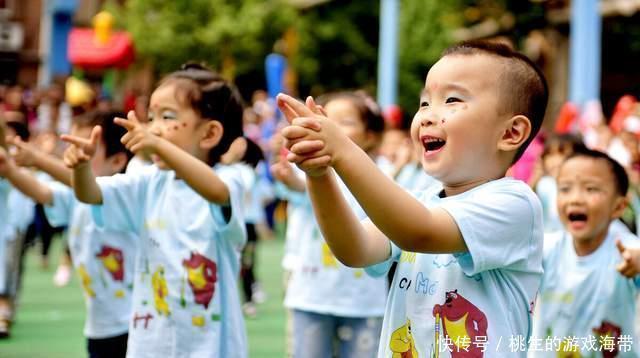 孩子|4岁女儿放学回家，紧扯裤子说“不能尿尿”，脱下裤子妈妈气哭了