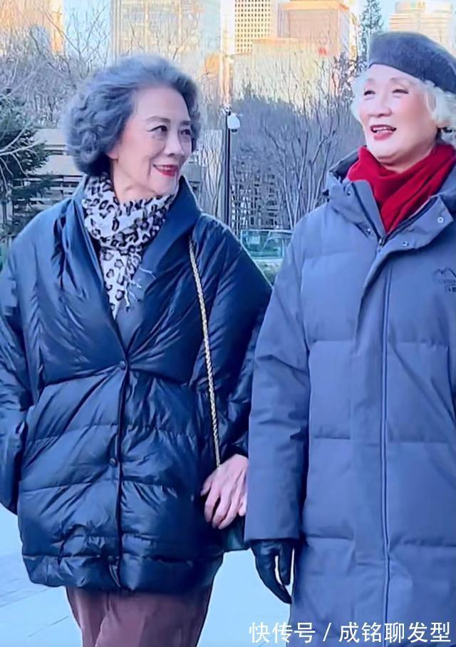 穿搭|“时尚奶奶”的穿搭真接地气,白发不染真实不装嫩,优雅到骨子里