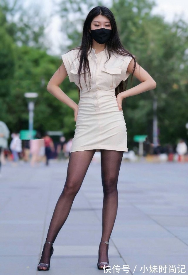 高跟凉鞋 在夏秋交替的时分,会穿的女孩都换上了丝袜,搭配短裙魅力十足