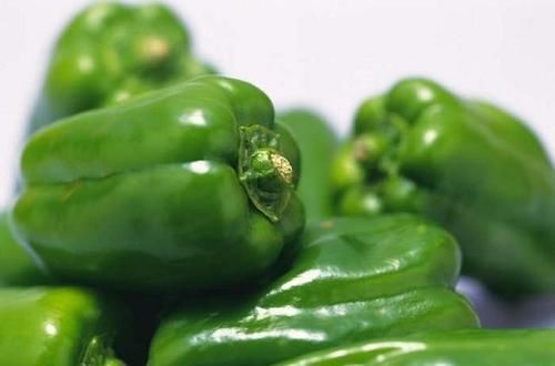 膳食纤维|经常便秘真烦恼，多吃三种食物，疏通肠道，有效预防便秘