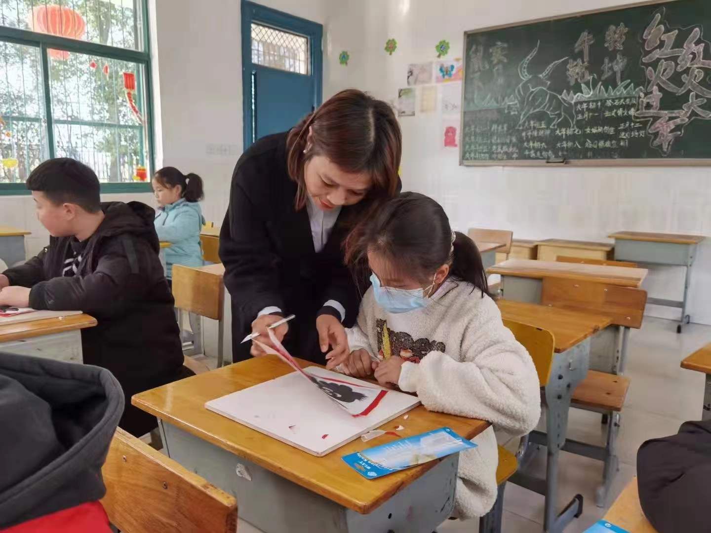 走廊！余姚市三江小学：“非遗剪纸”展魅力 落实“双减”促传承