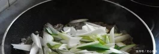 在家做葱爆羊肉总是有膻味教你“1招”,羊肉没膻味,肉质细嫩