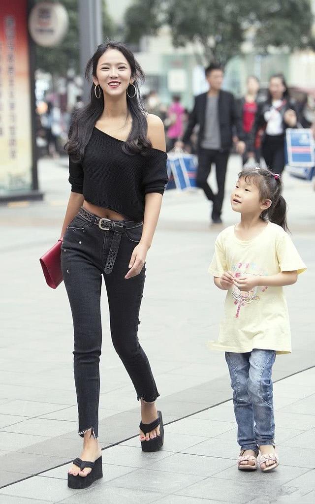 休闲 精美大气又非常清爽的感觉,牛仔裤展现简洁的休闲风格