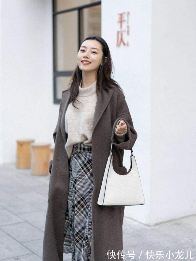 美女 秋冬大衣内搭选什么才好看,记住几个搭配技巧,让你变成大美女
