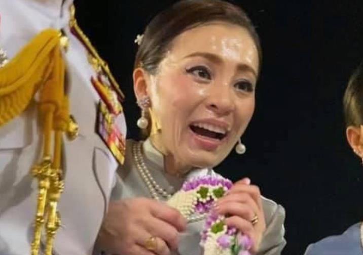 苏提达|诗妮娜跟泰王撒娇,得到2022专属新年贺卡,皇室办公室连夜赶制