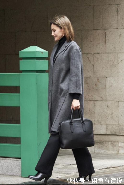 西班牙王后 “瘦腿裤”到底多好穿?西班牙王后连穿9次都不腻,配大衣真气质