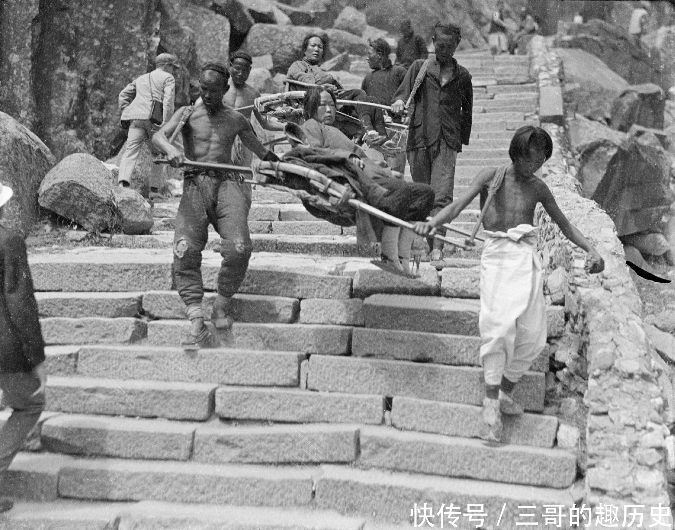 民国老照片：1919年泰山，小脚老妇徒步登山拜泰山娘娘