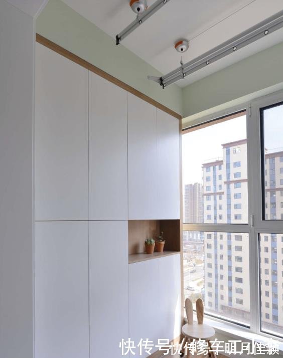 阳台|客厅造个“假阳台”，一进门就被迷住了，这套92㎡新房，太温馨