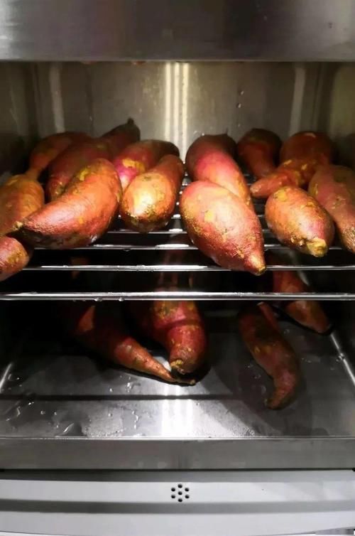 不油炸，热的时候红薯片是软的，简单几步，又酥又脆