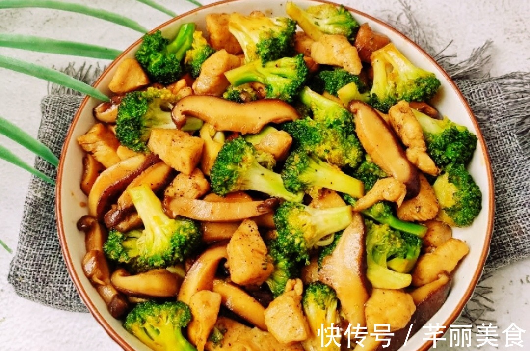 美食|美食家常菜番茄金针菇肥牛汤，西兰花香菇炒鸡丁，豆腐蒸虾仁